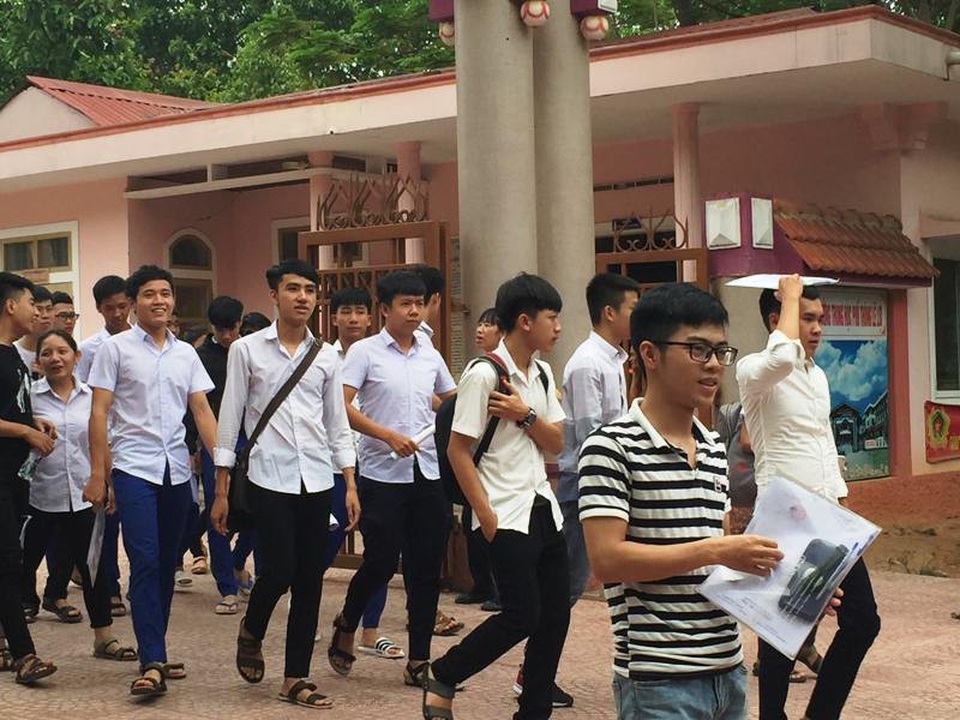 Đề Ngoại ngữ có độ phân hóa cao, thí sinh làm được khoảng 60% - 17 Nhiều thí sinh đánh giá đề thi tiếng Anh vừa sức (Ảnh: Đăng Đức)