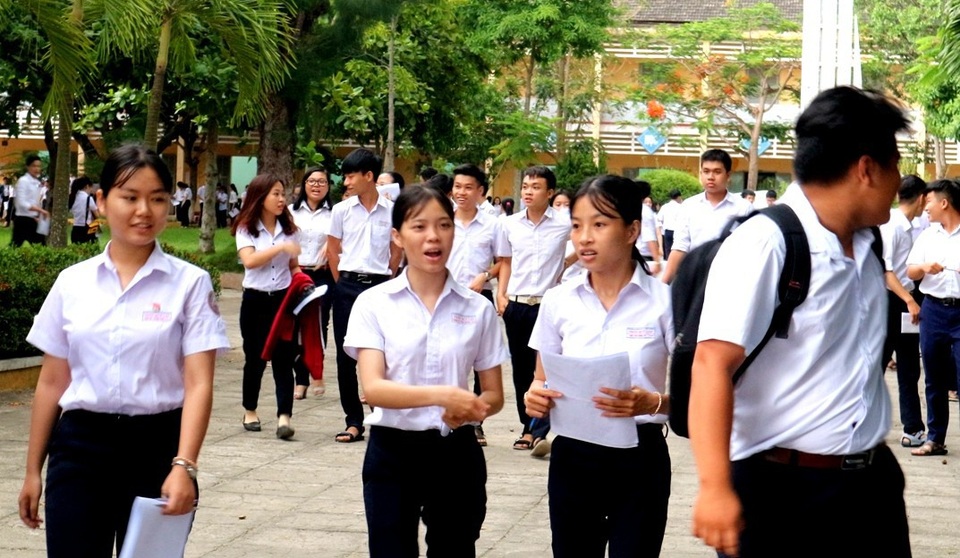 Đề Ngoại ngữ có độ phân hóa cao, thí sinh làm được khoảng 60% - 19 Các thí sinh ở các Hội đồng thi trên địa bàn Quảng Nam cho rằng, môn thi Tiếng Anh hơi khó. Kiếm được 5-6 điểm là giỏi