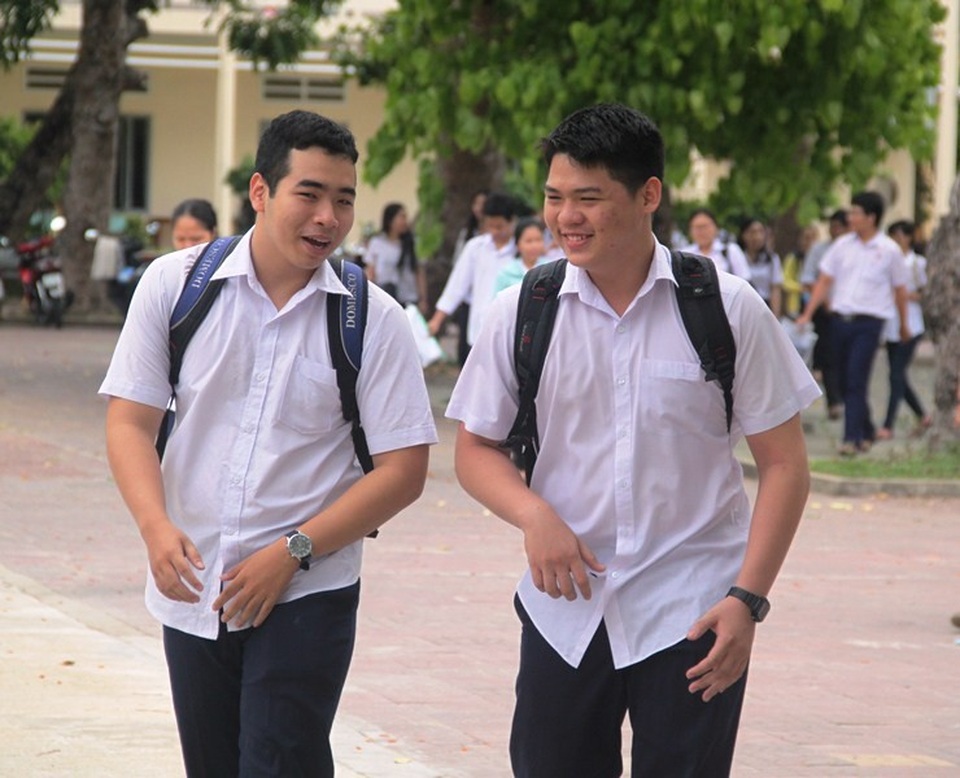 Thí sinh đánh giá đề Lý, Hóa có tính phân loại cao, đề Sinh dài - 18
Một số thí sinh trường chuyên tỏ vẻ tự tin hơn với bài thi. (ảnh Doãn Công).