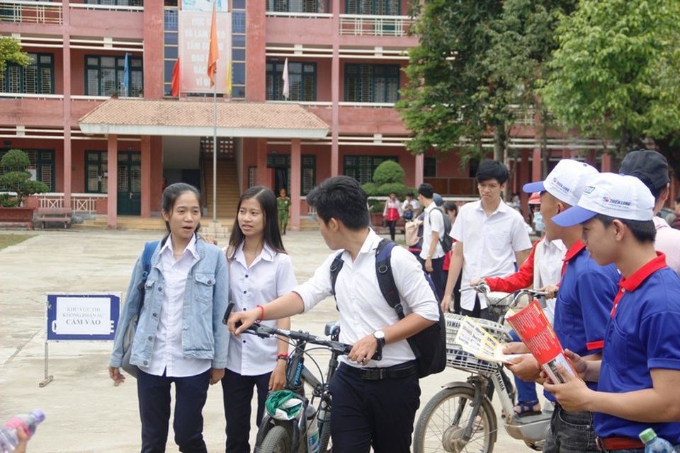 Thí sinh đánh giá đề Lý, Hóa có tính phân loại cao, đề Sinh dài - 21
Nhiều thí sinh băn khoăn về đề thi và cho rằng hơi dài. (Ảnh: Đ. Đức)