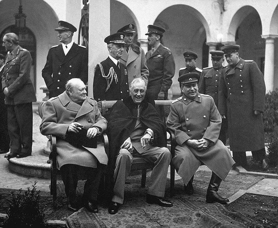 Chuyện gặp cấp cao của tổng thống Mỹ xưa nay - 2
Tháng 2/1945, tổng thống Mỹ Roosevelt (giữa) đến Yalta họp thượng đỉnh với nhà lãnh đạo Liên Xô Joseph Stalin (phải) và thủ tướng Anh Wiston Churchill (trái)
