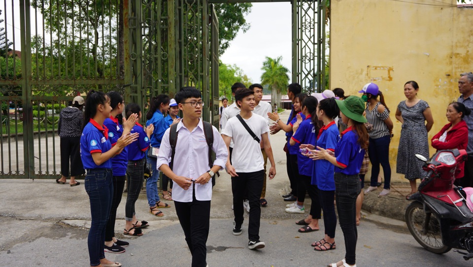 Đề Ngoại ngữ có độ phân hóa cao, thí sinh làm được khoảng 60% - 12
Thí sinh tại Thanh Hóa ra về sau buổi thi Ngoại ngữ. (Ảnh: Nguyễn Thùy)