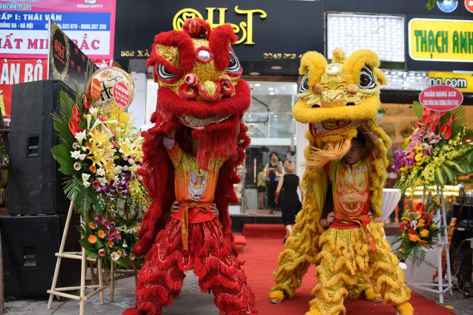 Diễn viên Thanh Hương thướt tha với áo dài in tranh - 2 Cùng ngắm những hình ảnh của buổi lễ khai trương:
