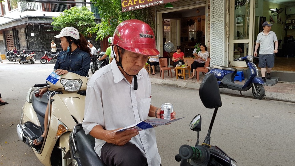 Ông nội 80 tuổi, mờ mắt đợi cháu làm bài thi - 2
Ông Đức chăm chú đọc thông tin tư vấn của các trường Đại học , Cao đẳng.