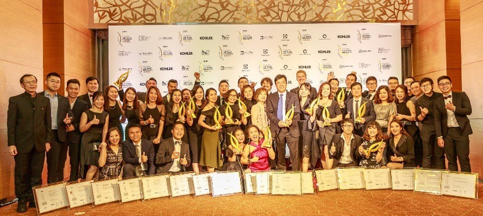 Vinh danh giải thưởng lớn cho ngành bất động sản Việt Nam 2018 - 2
Ông Chen Lian Pang, Tổng Giám Đốc CapitaLand Việt Nam nhận giải thưởng Chủ Đầu Tư xuất sắc (ảnh trên) và tập thể CapitaLand nhận các giải thưởng.
