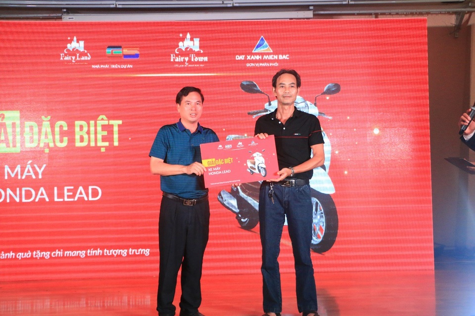 
Đại diện CĐT FairyLand trao giải đặc biệt cho Khách hàng Nguyễn Quang Huy
