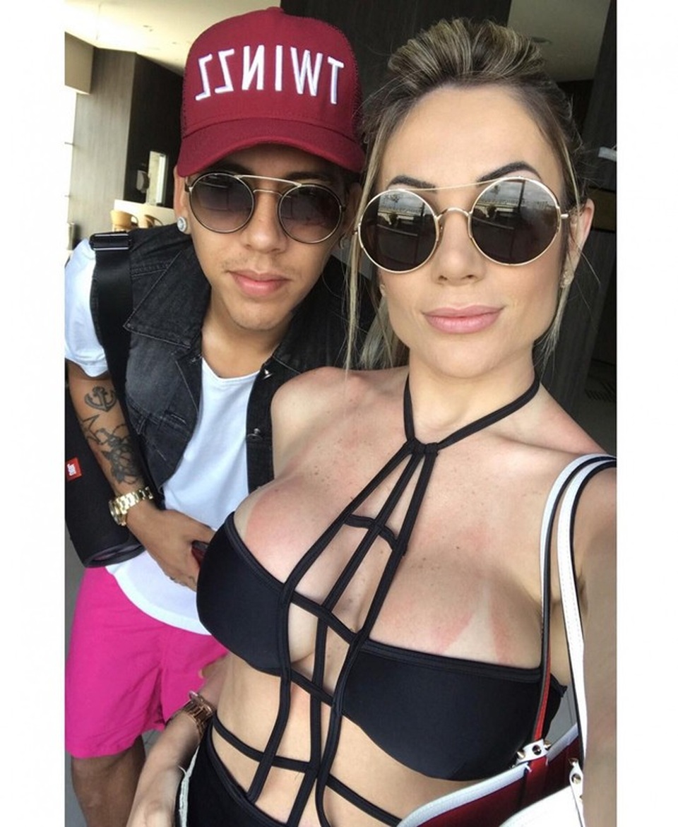 Điểm danh các mỹ nữ sexy cặp bồ với cầu thủ World Cup xấu trai - 6 Điểm danh các mỹ nữ sexy cặp bồ với cầu thủ World Cup xấu trai - 6