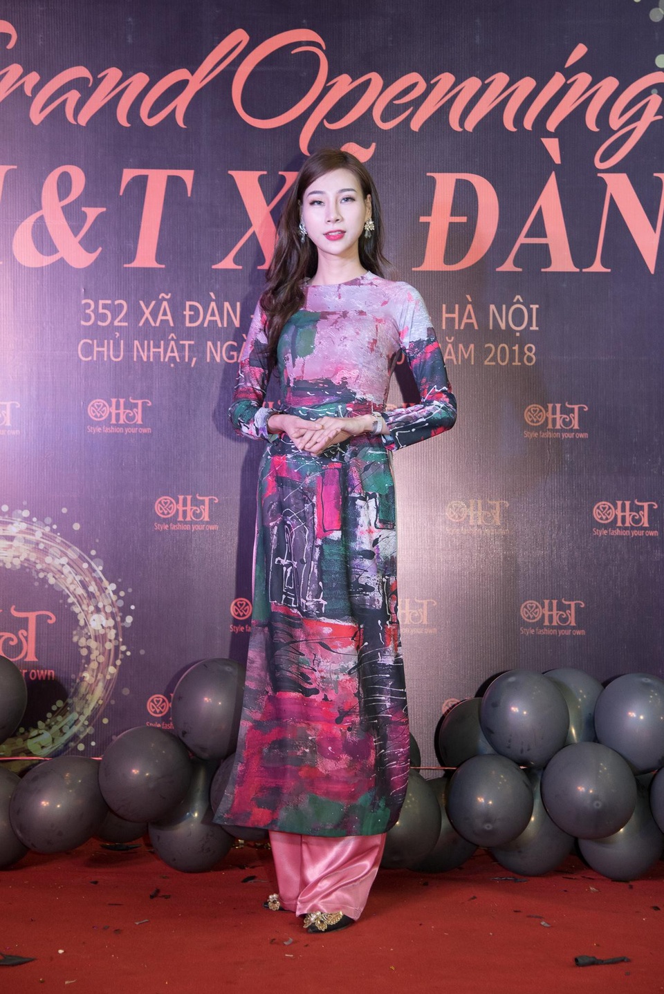 Diễn viên Thanh Hương thướt tha với áo dài in tranh - 6 Khách hàng cực kì ấn tượng với những bức tranh được in trên tà áo