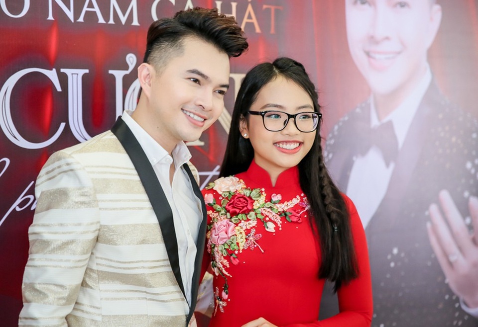 Phương Mỹ Chi xinh đẹp như thiếu nữ xuất hiện bên Nam Cường - 3 Được biết, Á quân The Voice Kids mùa đầu tiên cũng là một trong những khách mời trong live show sắp tới của ca sĩ Nam Cường. Nhiều khán giả cũng chờ đợi màn tái hợp của cả hai tại chương trình lần này.