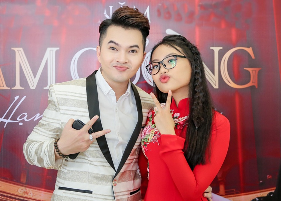 Phương Mỹ Chi xinh đẹp như thiếu nữ xuất hiện bên Nam Cường - 4 Phương Mỹ Chi tạo dáng nhí nhảnh bên Nam Cường