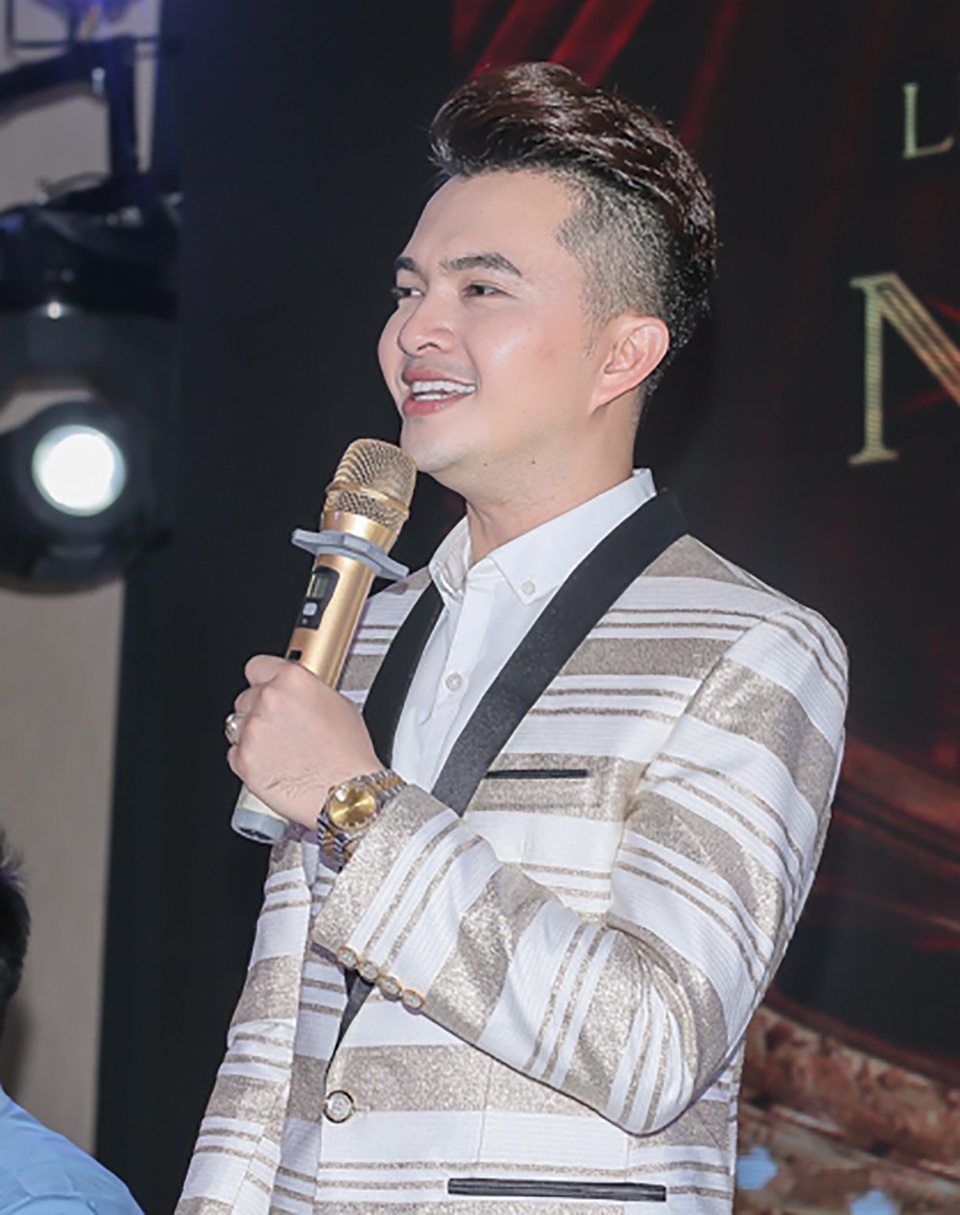 Phương Mỹ Chi xinh đẹp như thiếu nữ xuất hiện bên Nam Cường - 7 Nam Cường chia sẻ, liveshow “Hạnh phúc đời tôi” là món quà mà anh gửi đến khán giả và đánh dấu chặng đường 10 năm ca hát - một cột mốc đáng nhớ trong cuộc đời cũng như sự nghiệp ca hát, hoạt động nghệ thuật của mình.