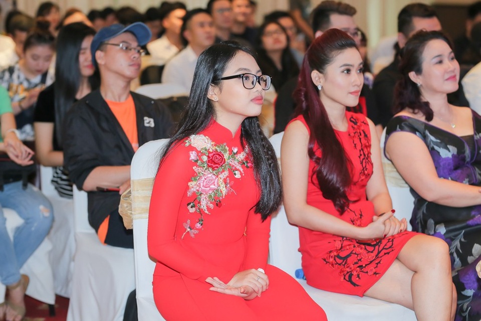 Phương Mỹ Chi xinh đẹp như thiếu nữ xuất hiện bên Nam Cường - 5 “Cô bé dân ca” Phương Mỹ Chi ngày nào đã “dậy thì thành công”, xinh đẹp khi thành thiếu nữ và nổi bật bên cạnh các đàn chị của mình