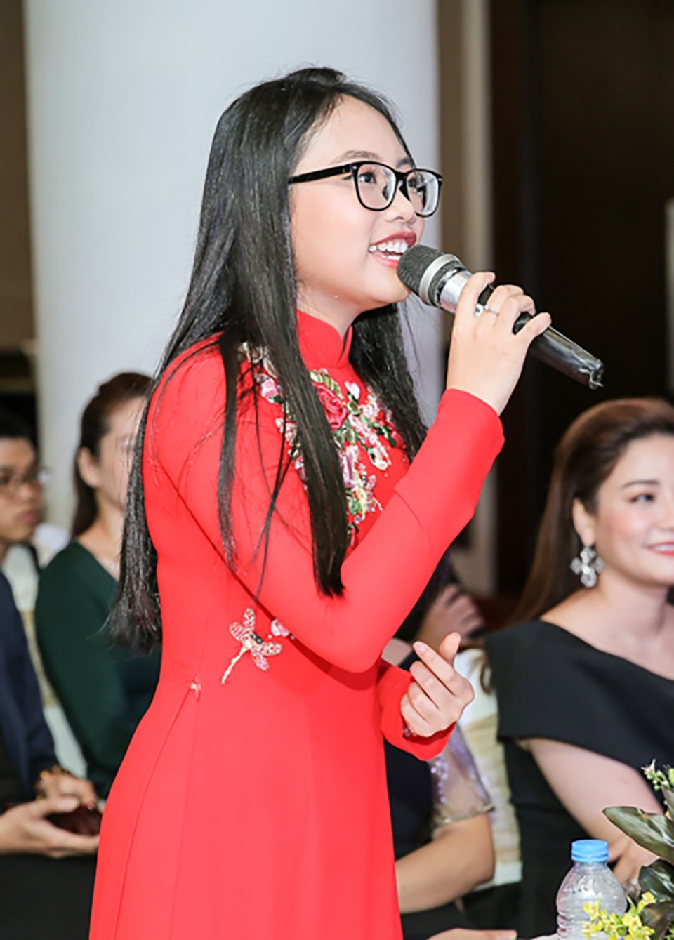 Phương Mỹ Chi xinh đẹp như thiếu nữ xuất hiện bên Nam Cường - 6 Phương Mỹ Chi gửi lời chúc mừng và chia sẻ niềm vui với Nam Cường trong chương trình đặc biệt lần này