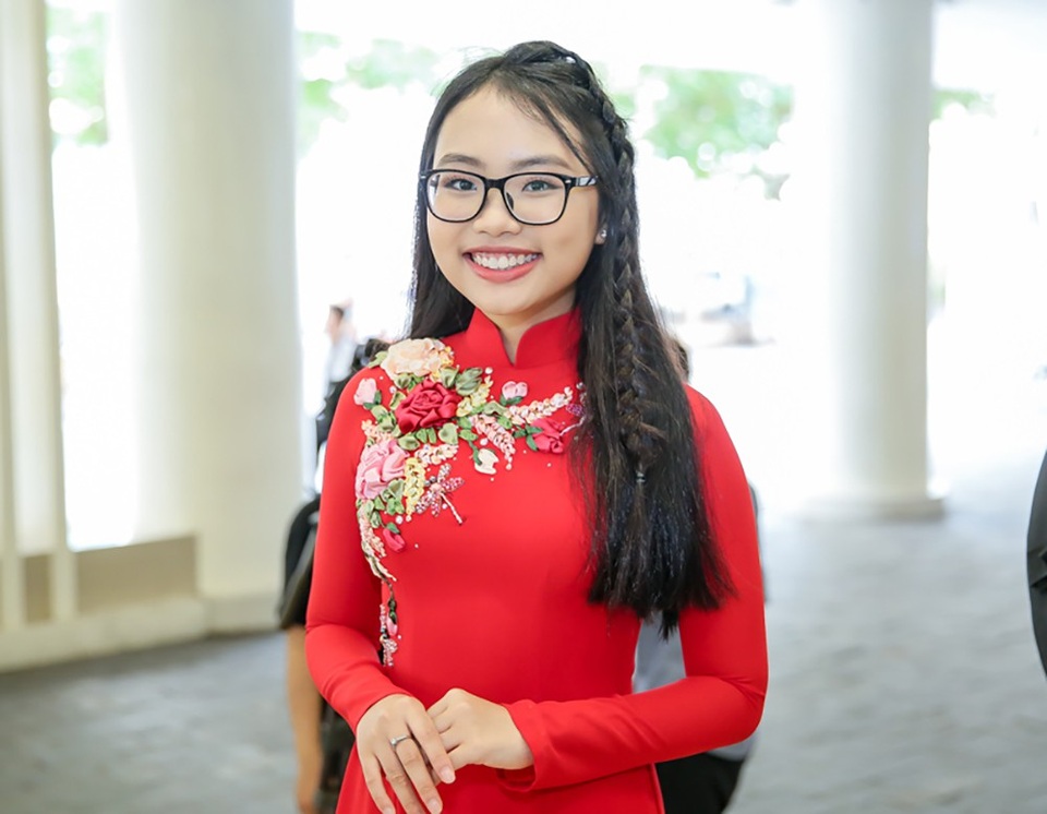 Phương Mỹ Chi xinh đẹp như thiếu nữ xuất hiện bên Nam Cường - 1 Một trong những gương mặt được chú ý nhiều nhất tại chương trình là nữ ca sĩ nhí Phương Mỹ Chi.