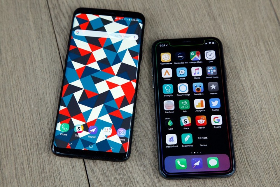 Tính năng "vạn người mong" của iPhone X sẽ xuất hiện trên Galaxy S10 - 1 Cuộc đua giữa Apple và Samsung sẽ có những chuyển biến rõ rệt trong năm 2019.