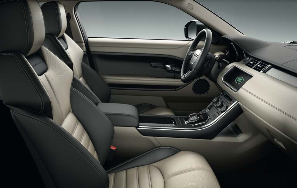 Range Rover Evoque - Mẫu xe đột phá cho người cá tính - 4
Evoque độc đáo ở chỗ nó cho bạn trải nghiệm cảm giác lái thể thao ngay trên một chiếc SUV địa hình nhỏ gọn và phong cách