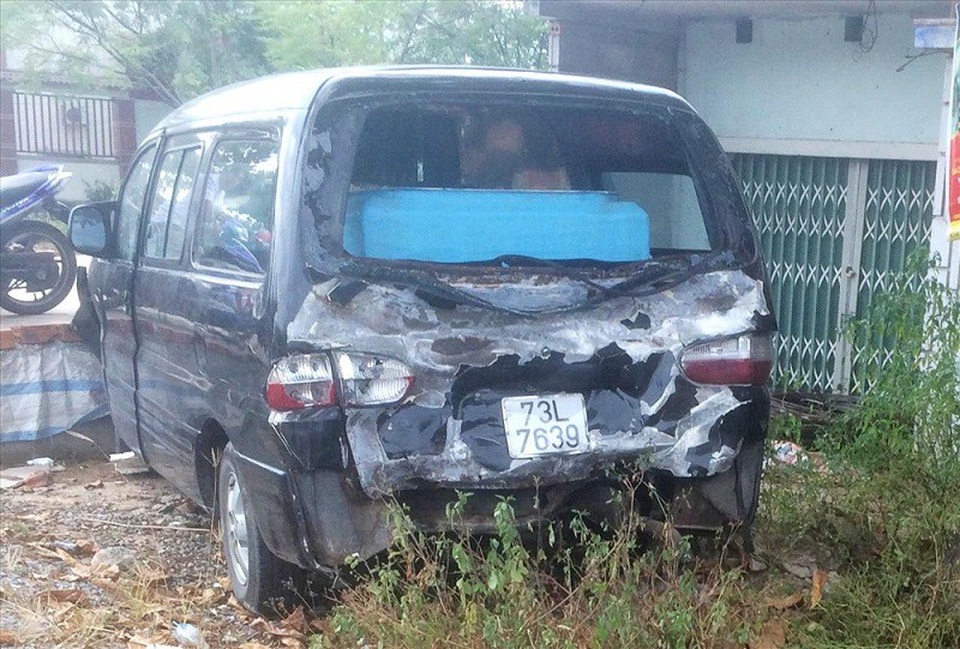 Bị tông mạnh từ phía sau, ô tô lao lên cán 2 người thương vong - 1 Bị tông mạnh từ phía sau, ô tô lao lên cán 2 người thương vong - 1