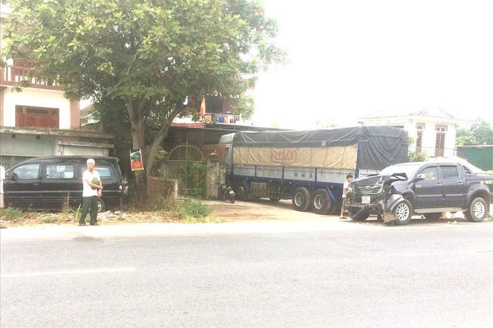 Bị tông mạnh từ phía sau, ô tô lao lên cán 2 người thương vong - 2 Hiện trường vụ tai nạn