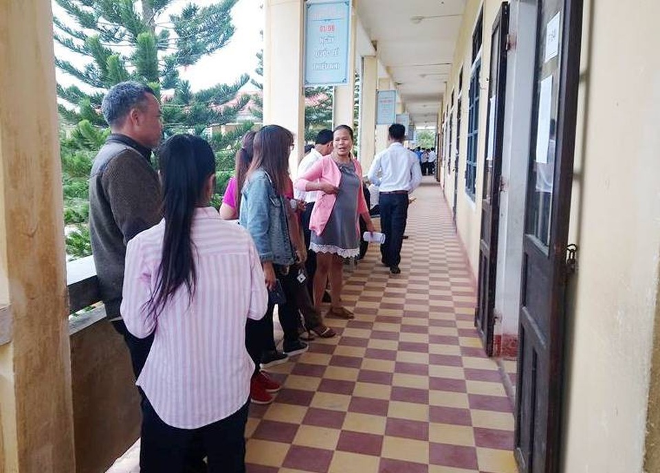 Thí sinh 54 tuổi lần đầu thi tốt nghiệp THPT để con cháu làm gương - 3 Các thí sinh lớn tuổi tại huyện A Lưới dự thi ở trường Tiểu học Kim Đồng