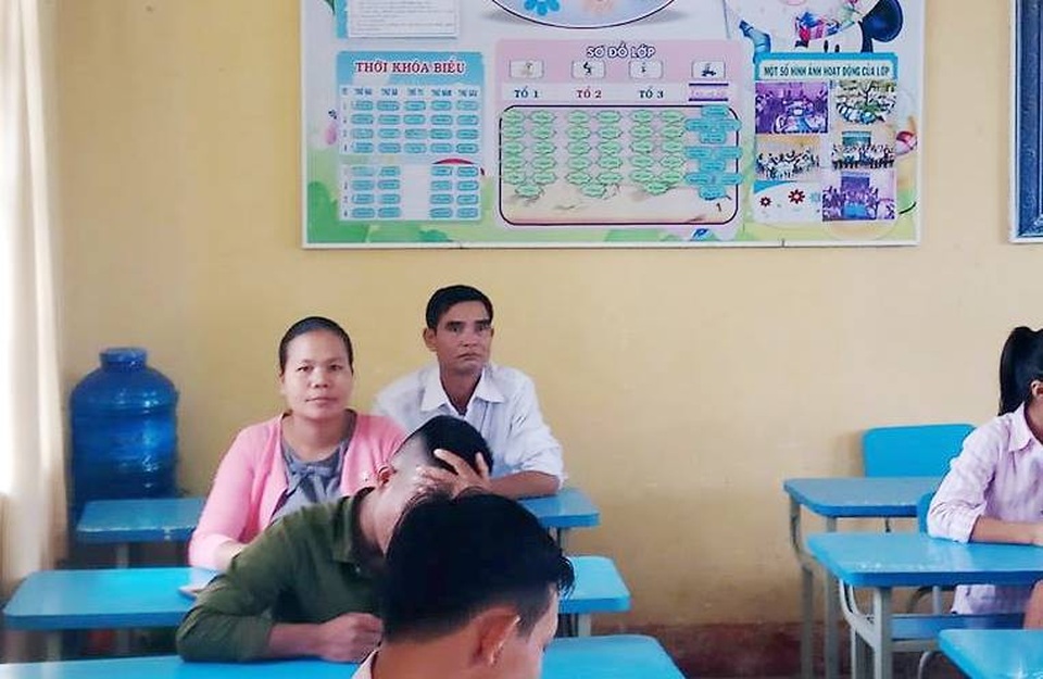 Thí sinh 54 tuổi lần đầu thi tốt nghiệp THPT để con cháu làm gương - 1 Thí sinh Hồ Quang Đồng (ngồi cuối, SN 1964, dân tộc Pa cô, xã Hồng Vân, huyện miền núi A Lưới) là người lớn tuổi nhất trong kỳ thi THPT Quốc gia 2018 tại tỉnh Thừa Thiên Huế