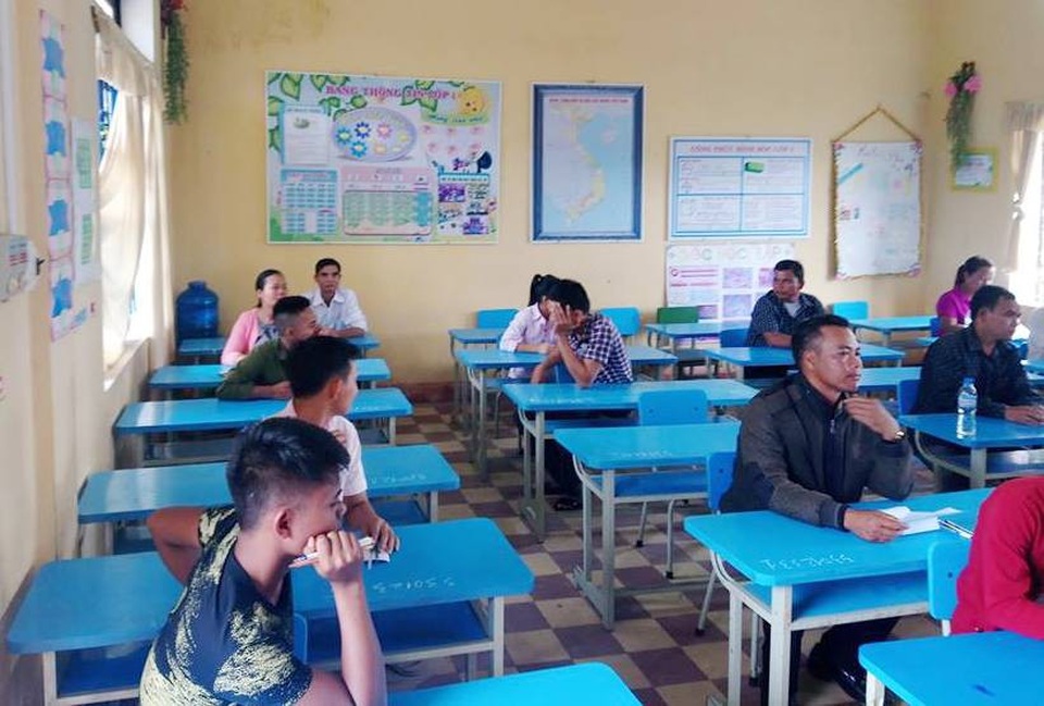 Thí sinh 54 tuổi lần đầu thi tốt nghiệp THPT để con cháu làm gương - 2 Phòng thi chú Đồng có nhiều thí sinh lớn tuổi nhưng chú là người lớn nhất và lần đầu tiên dự thi tốt nghiệp THPT Quốc gia