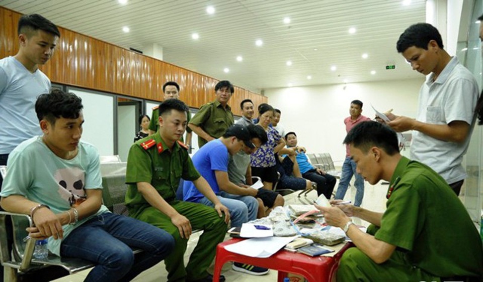 Hai sinh viên năm cuối người Lào vận chuyển lượng lớn ma túy vào Hà Tĩnh - 3 Lực lượng chức năng Hà Tĩnh làm việc với các đối tượng