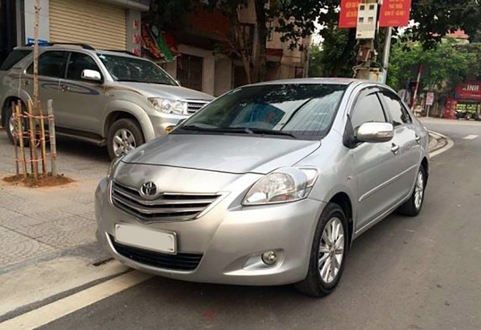 Dưới 300 triệu đồng - Mua xe ô tô cũ nào hợp lý? - 1
Toyota Vios là một trong những mẫu xe cũ được nhiều gia đình lựa chọn trong khoảng giá dưới 300 triệu đồng, nhưng rất khó tìm được xe tốt, dễ dính phải xe đã từng chạy dịch vụ hoặc taxi nếu là phiên bản 2010 - 2011 số sàn, hoặc các phiên bản G số tự động nhưng tuổi đời cao hơn.