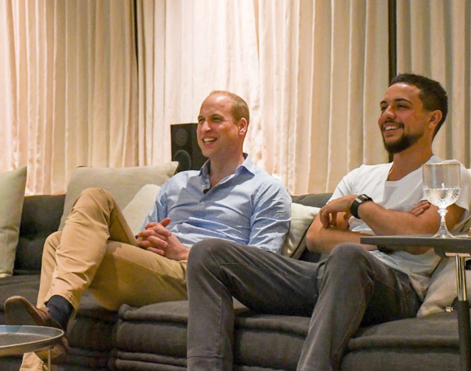 
Hoàng tử William và Thái tử Hussein bin Abdullah cùng xem lại trận đấu bóng. (Ảnh: Twitter)
