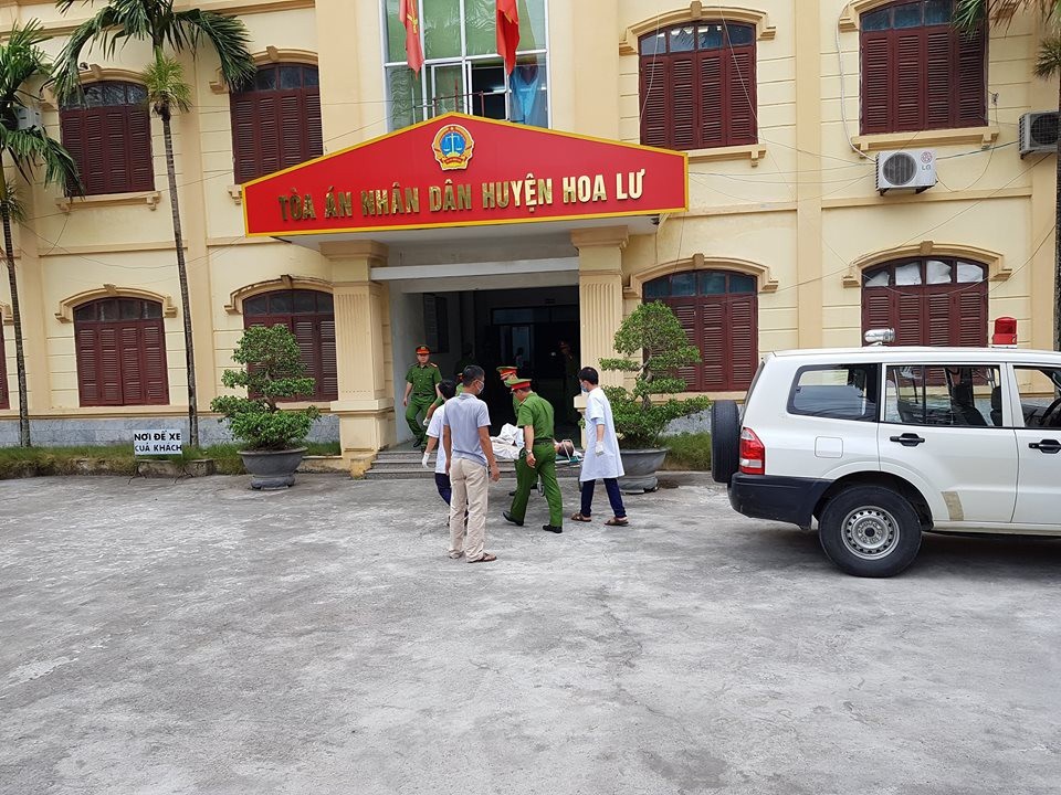 Phạt “yêu râu xanh” nhiễm HIV dâm ô trẻ em 2,5 năm tù - 1 Lực lượng chức năng áp giải bị cáo Hùng đến toàn bằng xe cứu thương để xét xử tội Dâm ô trẻ em