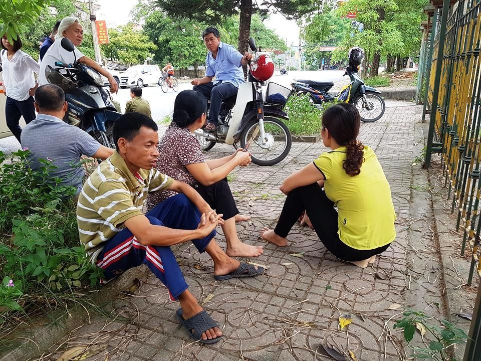 Áp giải bị cáo nhiễm HIV dâm ô trẻ em đến tòa bằng xe cứu thương - 4 Vợ và con gái vào phòng xử án, chồng bà N. bị thần kinh ngồi bần thần bên ngoài không rõ chuyện gì đang xảy ra với gia đình mình.