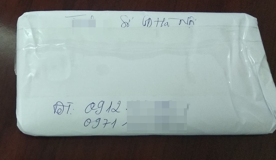 Đột nhập “công xưởng” in sao đề thi 14 ngày "không thấy mặt trời" - 14 Điện thoại của một cán bộ làm công tác in sao đề thi vùng lõi bị niêm phong.