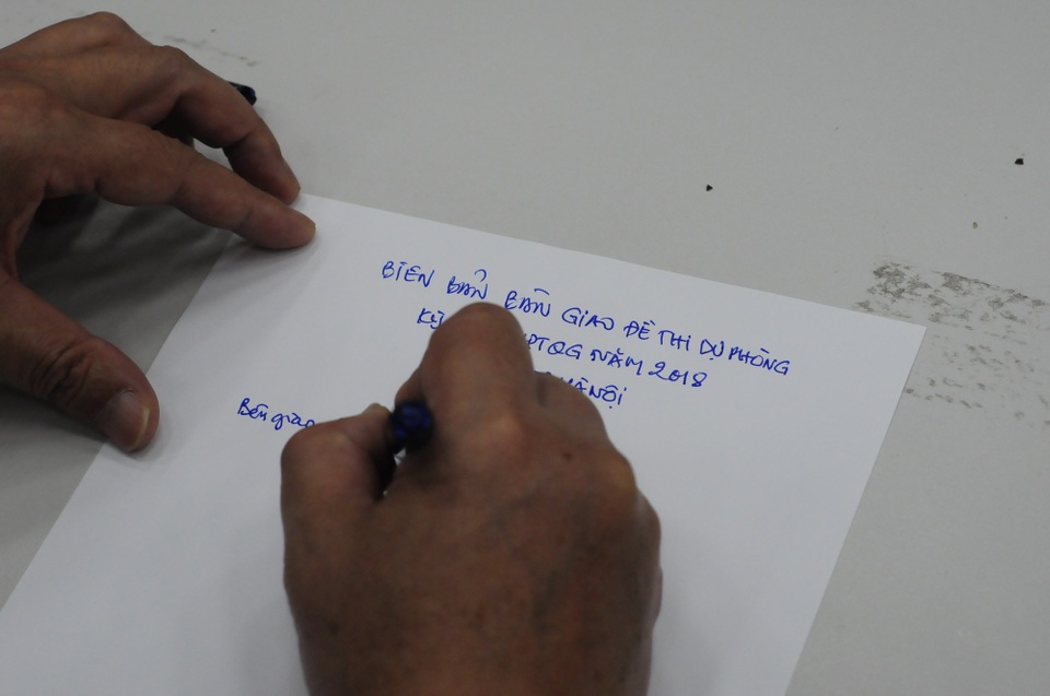 Đột nhập “công xưởng” in sao đề thi 14 ngày "không thấy mặt trời" - 17
Viết biên bản bàn giao đề thi dự phòng cho Sở GD&ĐT Hà Nội.