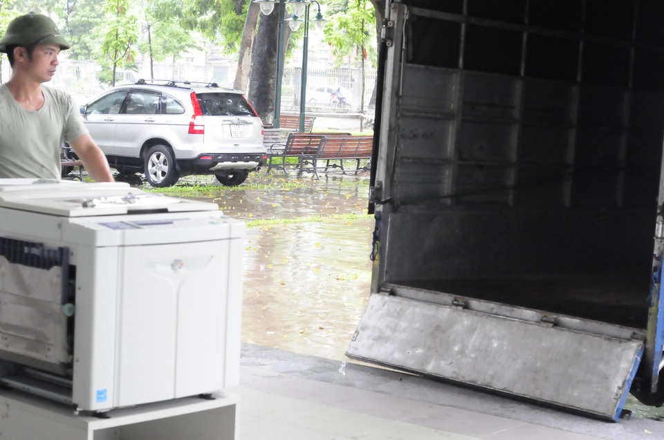 Đột nhập “công xưởng” in sao đề thi 14 ngày "không thấy mặt trời" - 18 Do máy in siêu tốc được thuê để phục vụ công tác in sao đề nên sau khi kết thúc kì thi, 8 máy in được vận chuyển trả lại.