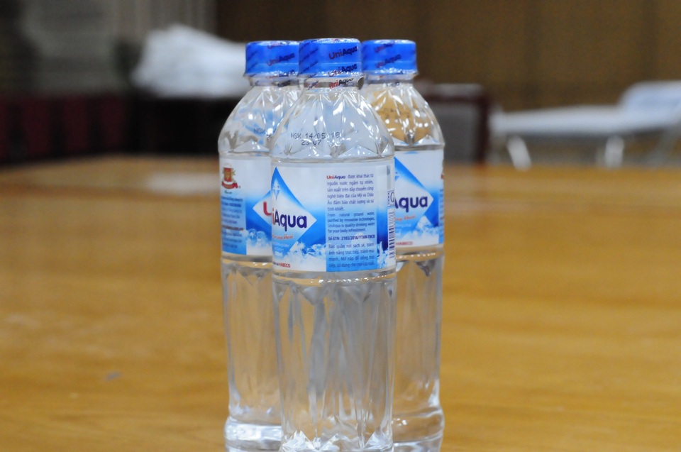 Đột nhập “công xưởng” in sao đề thi 14 ngày "không thấy mặt trời" - 12 Thức uống chủ yếu của cán bộ in sao đề thi là nước uống đóng chai và sữa hộp.