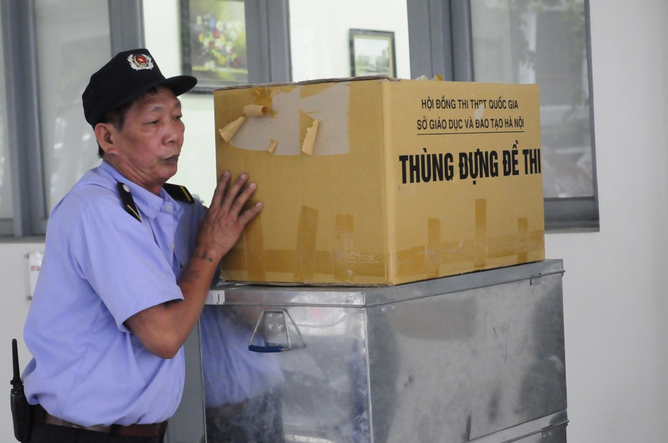 Đột nhập “công xưởng” in sao đề thi 14 ngày "không thấy mặt trời" - 2 Đột nhập “công xưởng” in sao đề thi 14 ngày "không thấy mặt trời" - 2