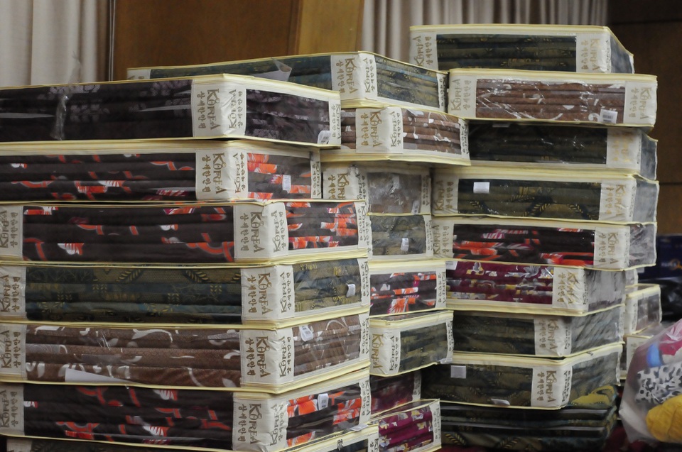 Đột nhập “công xưởng” in sao đề thi 14 ngày "không thấy mặt trời" - 9 Đệm được trải trên nền nhà cho cán bộ ngủ lại trong 14 ngày.