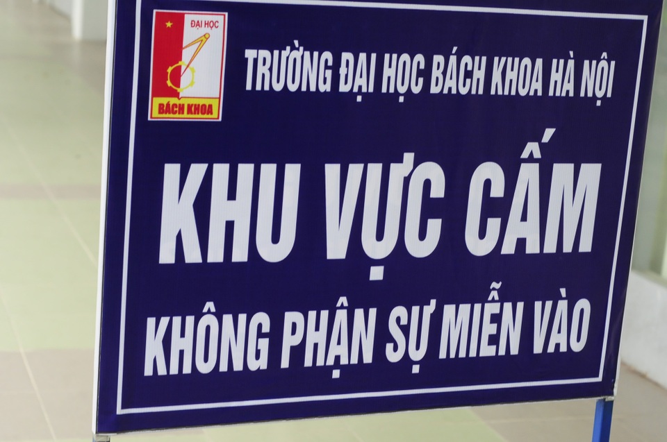 Đột nhập “công xưởng” in sao đề thi 14 ngày "không thấy mặt trời" - 1 Biển cấm đặt ngay ngoài khu vực in sao đề thi.