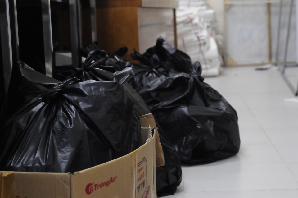 Đột nhập “công xưởng” in sao đề thi 14 ngày "không thấy mặt trời" - 11 Các túi rác thải được buộc lại, đến khi kết thúc kì thi mới được vận chuyển ra ngoài.