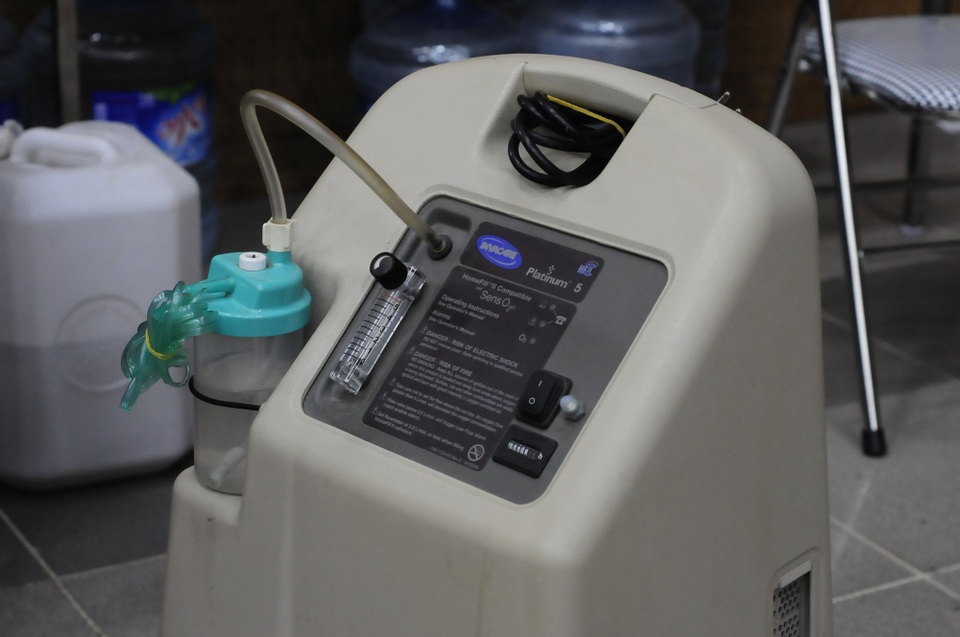 Đột nhập “công xưởng” in sao đề thi 14 ngày "không thấy mặt trời" - 13 Máy thở ô xy được chuẩn bị trong khu vực in sao đề thi đề phòng bất trắc.