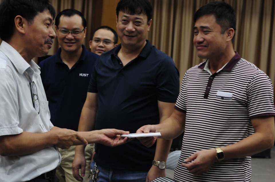 Đột nhập “công xưởng” in sao đề thi 14 ngày "không thấy mặt trời" - 15 PGS Trần Văn Tớp, Phó Hiệu trưởng ĐHBK Hà Nội trả lại điện thoại đã niêm phong cho cán bộ làm công tác in sao đề thi vùng lõi sau khi kết thúc kì thi.