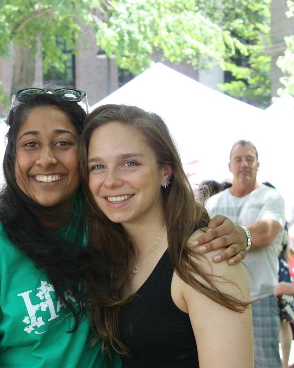 Người đàn ông đứng sau dường như có cánh tay quá dài?