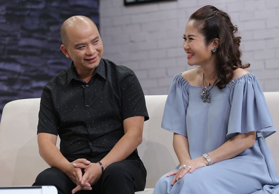 Diễn viên Anh Tuấn từng phải bán xe vì cờ bạc, vợ chồng phải đi làm bằng xe ôm - 5 Nguyệt Hằng cho biết, ngoài những lúc ham chơi, chồng mình vẫn là người chồng hết lòng thương yêu vợ con, khi vợ đi làm anh ở nhà nấu cơm cho vợ, chăm sóc gia đình, nhà cửa.
