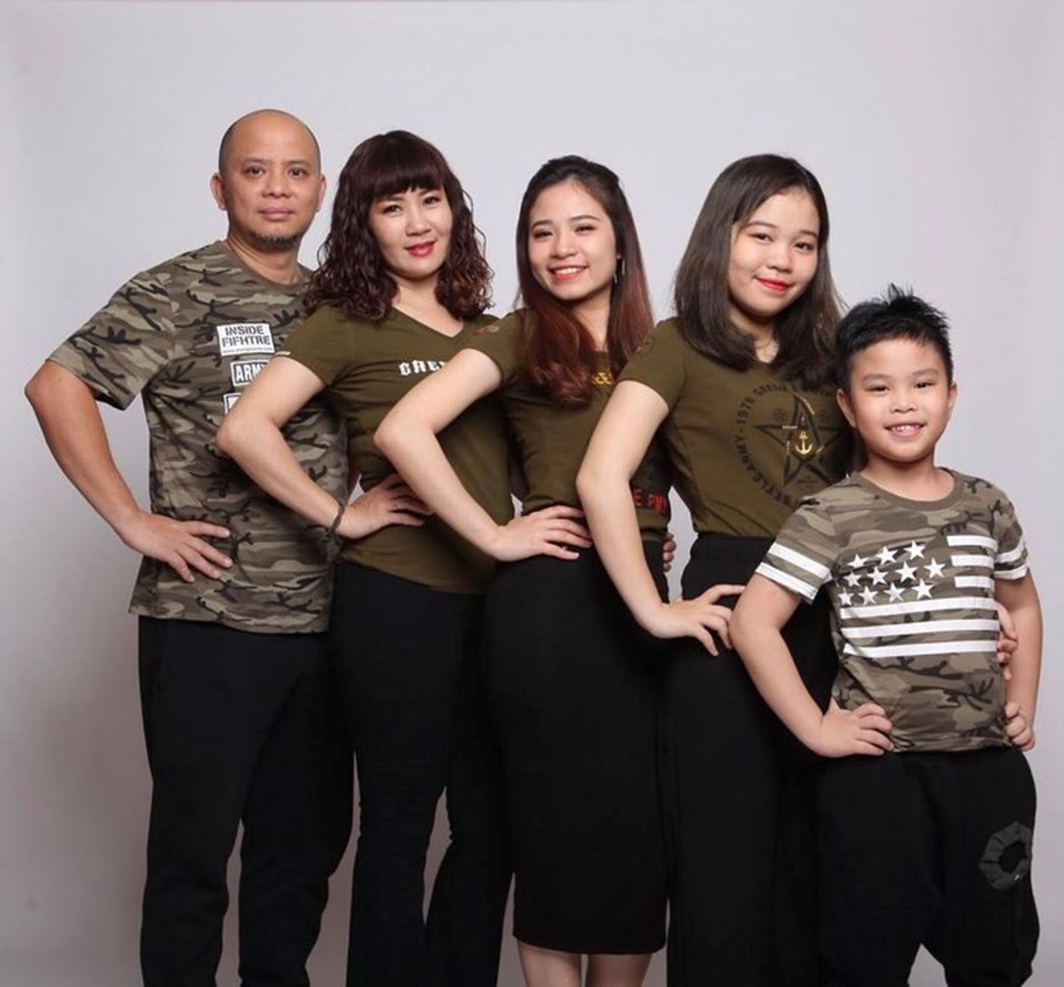 Diễn viên Anh Tuấn từng phải bán xe vì cờ bạc, vợ chồng phải đi làm bằng xe ôm - 2 Đến nay, mặc dù trải qua không ít sóng gió trong hôn nhân nhưng cả hai đã kỷ niệm 23 năm sống bên nhau và có đến 3 người con.
