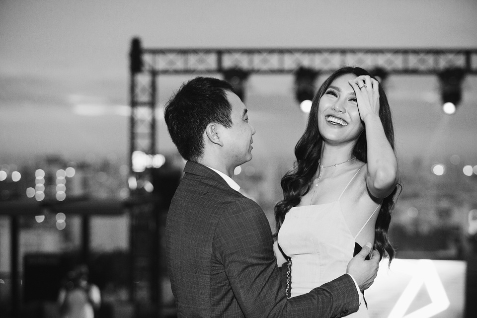 Siêu mẫu Lan Khuê bật khóc khi bất ngờ được bạn trai đại gia cầu hôn - 8 Chia sẻ cảm xúc về màn cầu hôn lãng mạn của bạn trai dành cho mình, Lan Khuê xúc động cho biết: Cảm giác của Khuê hiện tại rất vui và hạnh phúc khi được John cầu hôn trong khung cảnh vô cùng đặc biệt này. Đến hiện tại, Khuê vẫn còn xúc động và bất ngờ bởi vì John nói với Khuê là anh đang đi công tác ở nước ngoài. Không chỉ thế, màn cầu hôn còn được chứng kiến bởi tất cả những người bạn thân thuộc nhất xung quanh Khuê. Điều này là điều mà một người đàn ông sẽ cùng Khuê đi hết cả cuộc đời mới có thể mang đến được.