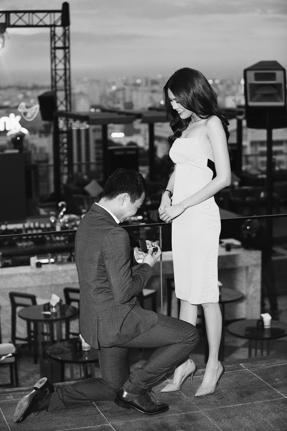 Siêu mẫu Lan Khuê bật khóc khi bất ngờ được bạn trai đại gia cầu hôn - 1
Trước đó, theo một số nguồn tin, Lan Khuê sẽ kết hôn cùng doanh nhân John Tuấn Nguyễn. Tuy nhiên, phía siêu mẫu vẫn chưa lên tiếng về tin đồn này cho đến khi cô bất ngờ nhận được lời cầu hôn vào tối nay.