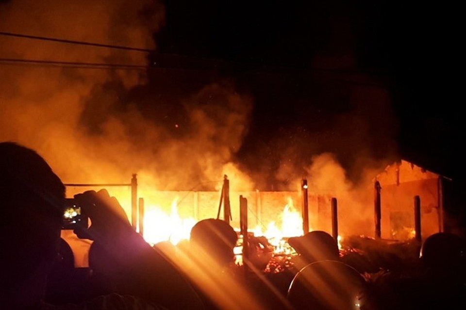 Thêm một kho gỗ bị “bà hỏa” thiêu rụi - 1 Hiện trường vụ cháy.