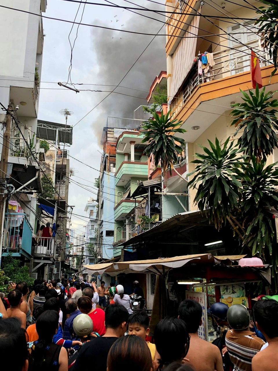 TPHCM: Cháy nhà 4 tầng, cả khu phố hoảng loạn - 1 Cả khu phố hoảng loạn khi phát hiện vụ cháy