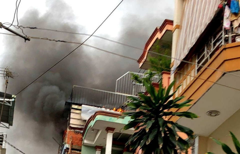 TPHCM: Cháy nhà 4 tầng, cả khu phố hoảng loạn - 2 Cột khói bốc cao hàng chục mét