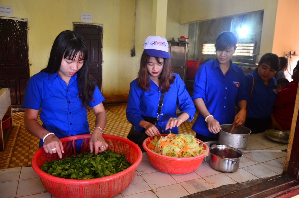 Bữa cơm bổ dưỡng do những đầu bếp không chuyên nấu