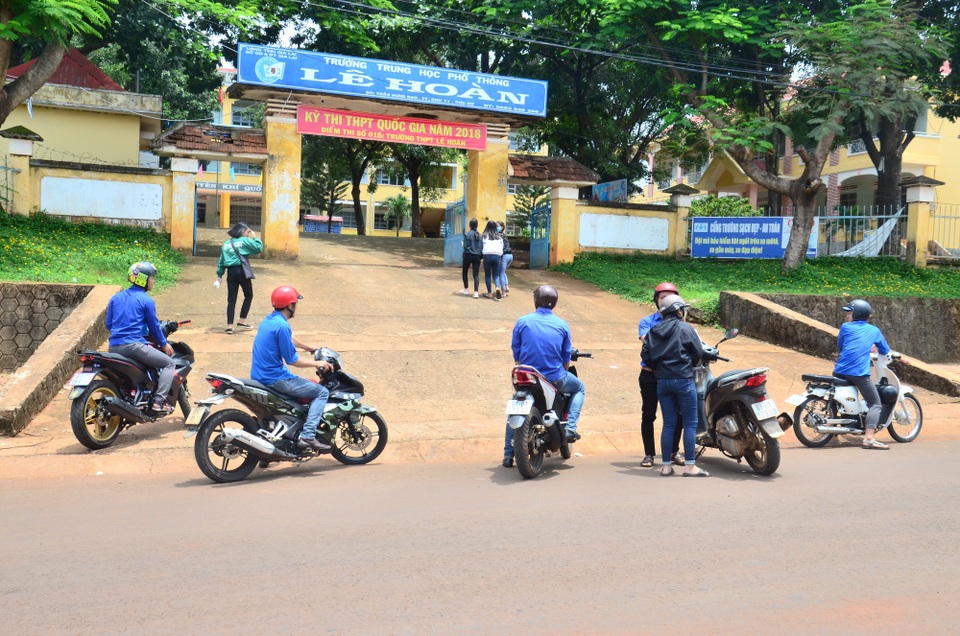 Ngay từ 5h sáng, đội xe ôm tình nguyện đã dậy đi đón thí sinh đến điểm thi